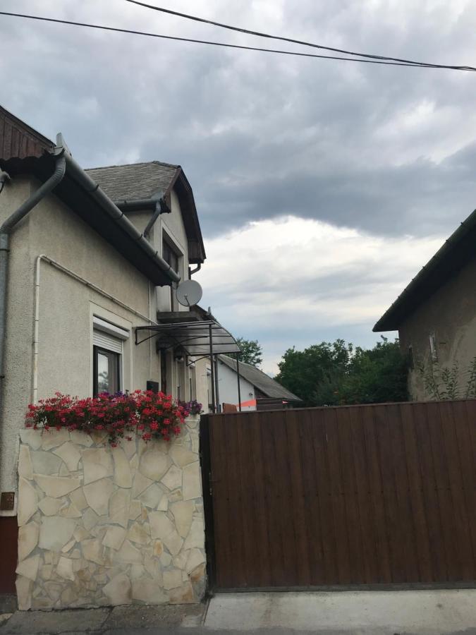 KisujszallasAgi Fogado公寓 外观 照片